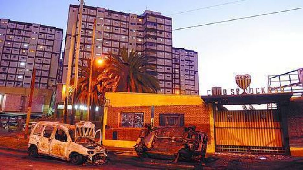 Dock Sud: autos quemados y todo el espanto