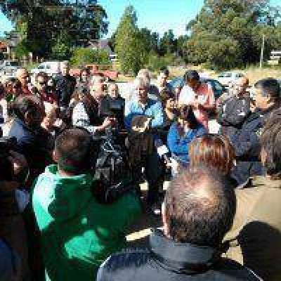 VILLA GESELL : VECINOS PIDEN SEGURIDAD EN LA PUERTA DE LA JEFATURA POLICIAL