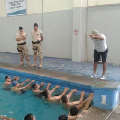Instruyen a polic�as en t�cnicas de salvamento y rescate acu�tico