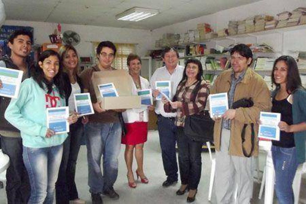 La Concertaci�n-Forja entreg� constituciones a la EES 83 de Villa Facundo