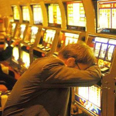 Perdi� en el casino y la emprendi� a golpes contra la m�quina tragamonedas