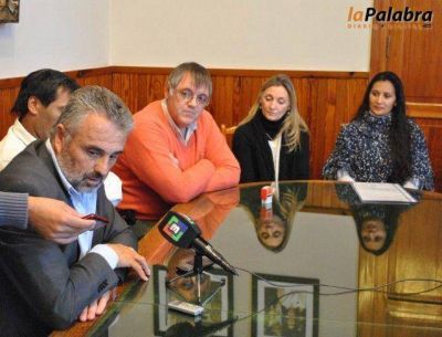 Curetti firm� el convenio de remodelaci�n en las instalaciones de la Escuela Especial N� 501