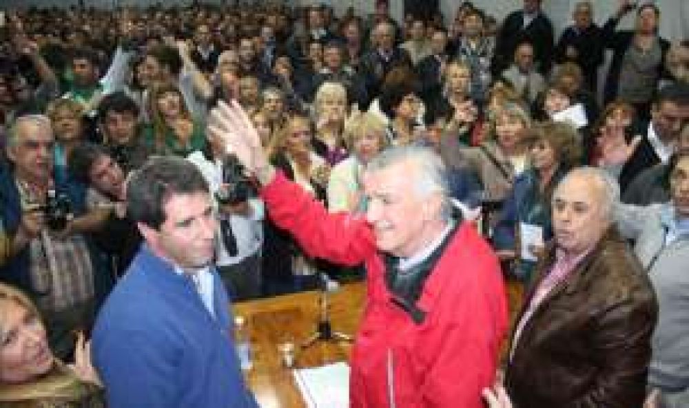 Firme pedido de Gioja para calmar la interna por 2015