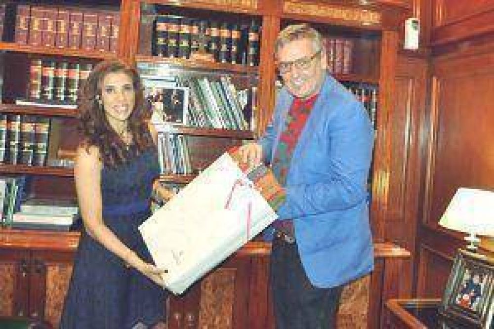 La gobernadora recibi� al dise�ador Benito Fern�ndez