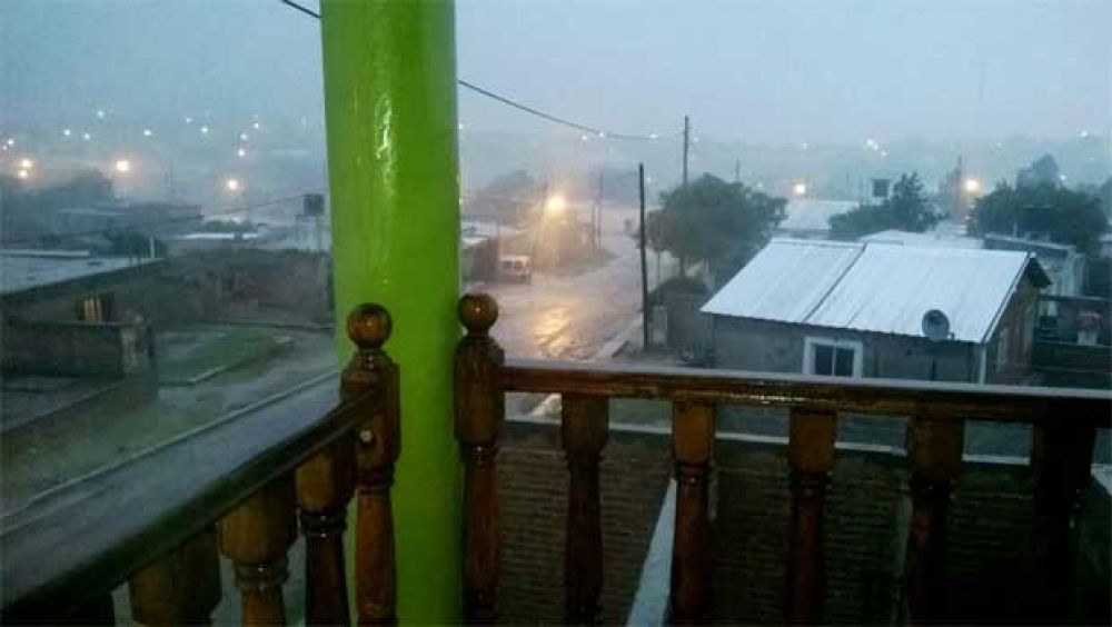 Torrencial tormenta y granizo sacudi� Villa Ojo de Agua