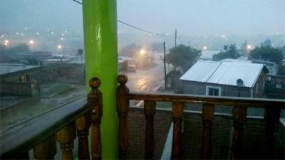 Torrencial tormenta y granizo sacudi� Villa Ojo de Agua