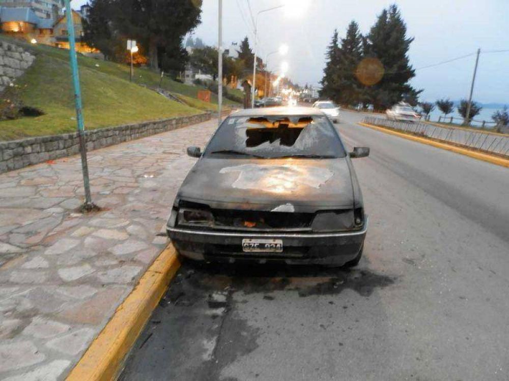 Un veh�culo tuvo importantes p�rdidas al incendiarse