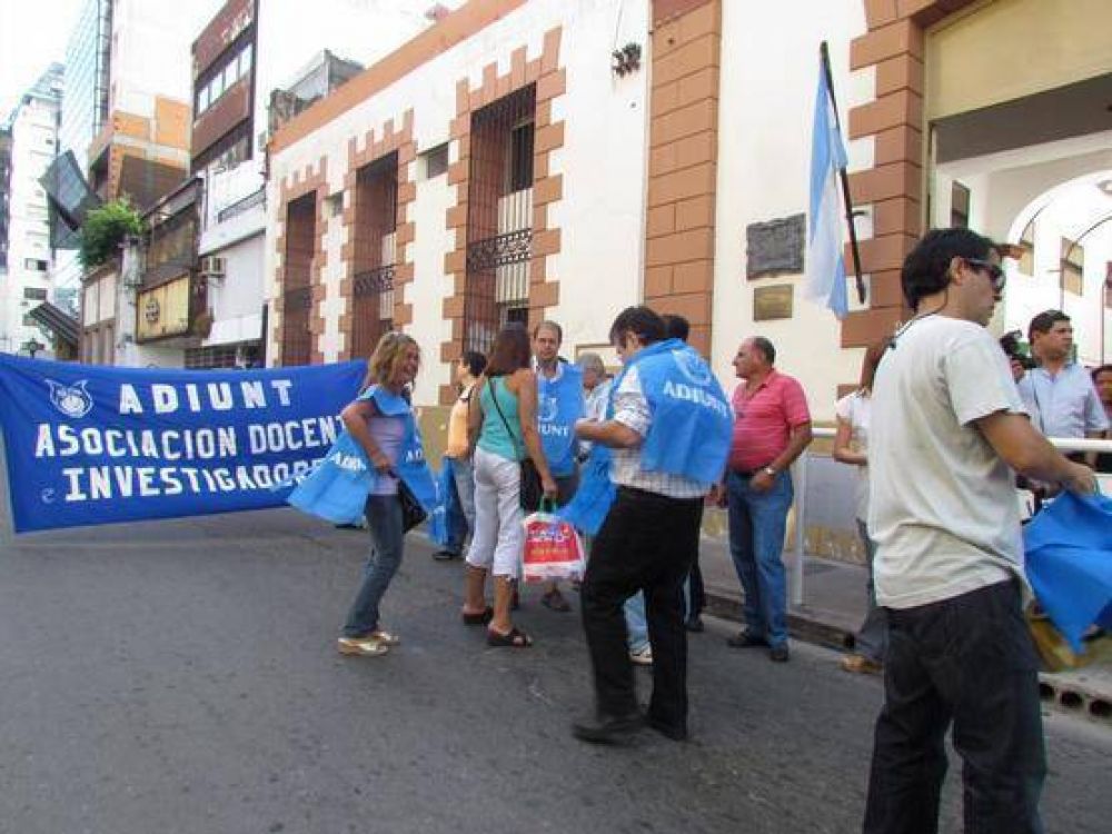 Docentes de la UNT paran hoy y ma�ana