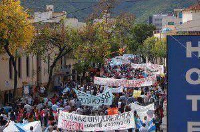 Padres y docentes contin�an con el acampe en la Plaza Nueve de Julio