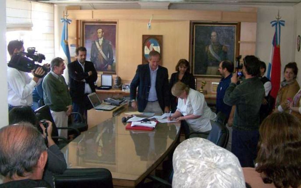 Firman los convenios del presupuesto participativo