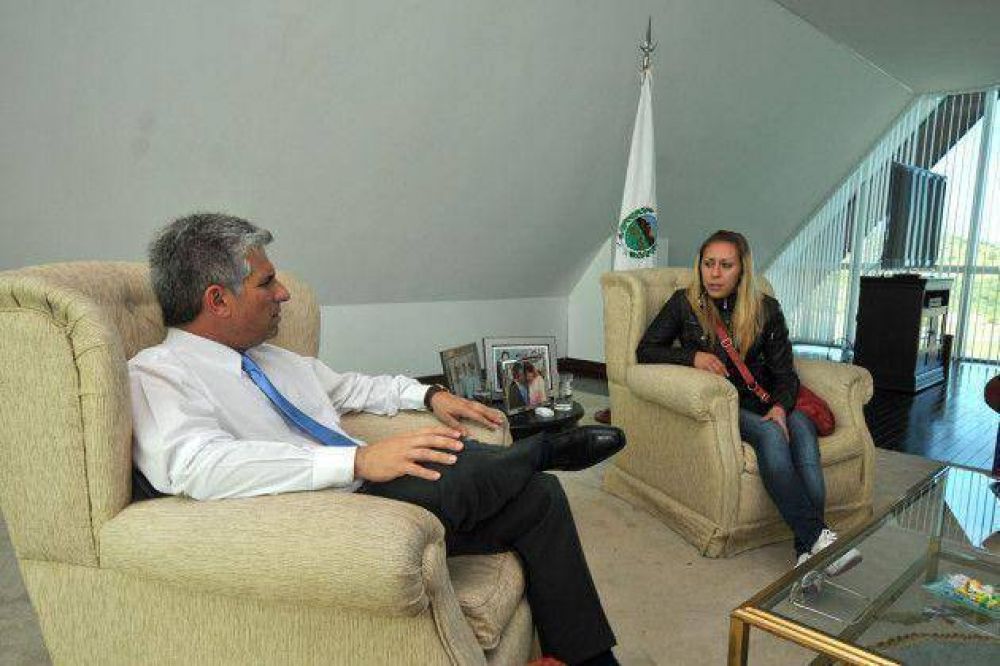 Yohana Alfonzo fue recibida por el gobernador en su despacho
