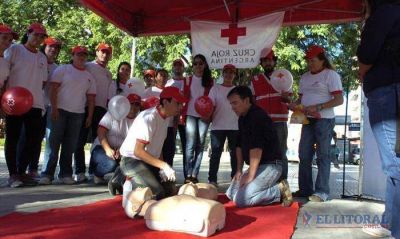 Voluntarios de la Cruz Roja ense�aron t�cnicas de RCP