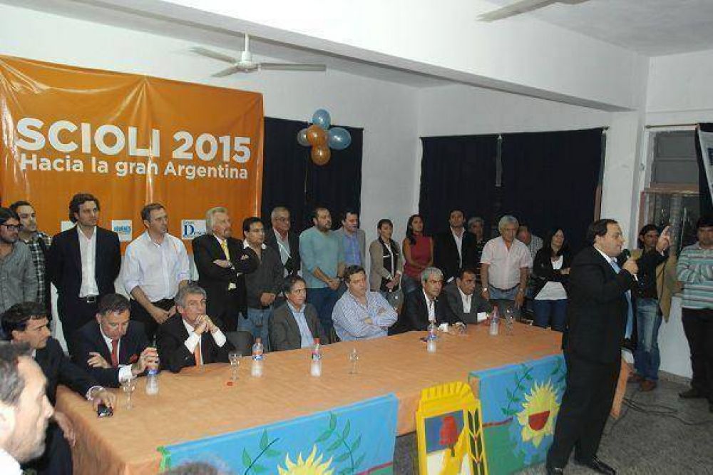 Ferr�, Lorenzino y Cosentino presentaron la mesa �Scioli 2015�