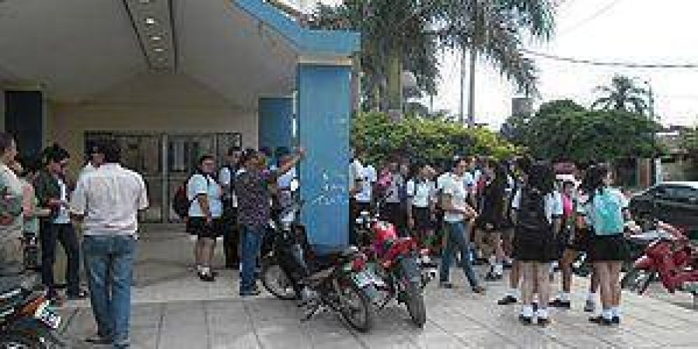 Padres y alumnos se manifestaron por problemas edilicios