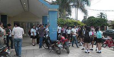 Padres y alumnos se manifestaron por problemas edilicios