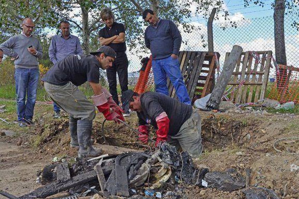 El Municipio trabaja en un conducto que no se limpiaba hace 15 a�os