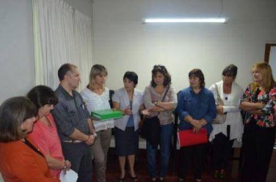 Compran un equipo para el Hospital de Pediatr�a con la venta de tapitas