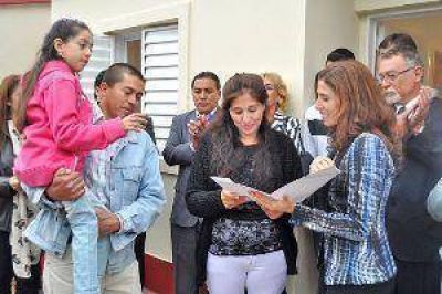 "Nos comprometemos a construir miles de viviendas m�s"