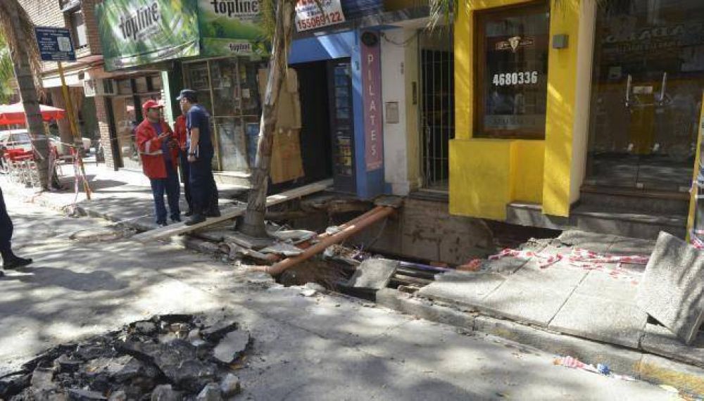 Se hundi� una vereda por causa de filtraciones cloacales