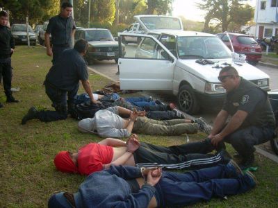 Seis detenidos, entre ellos una mujer, armados y con drogas para su comercializaci�n