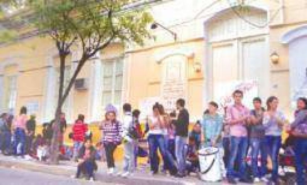 Buscan garantizar el acceso al profesorado Castro Barros
