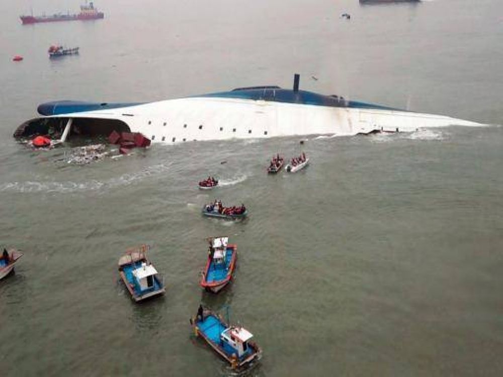 Ya suman 150 los muertos por el naufragio del ferry en Corea del Sur