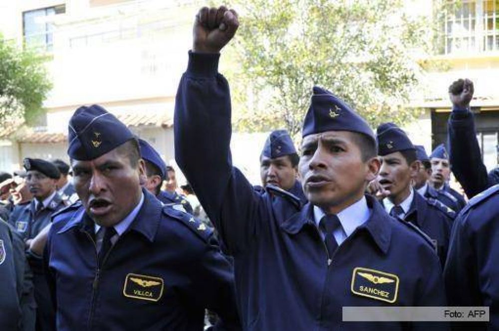 Marcha de suboficiales le pide a Evo parar con el racismo en las Fuerzas Armadas