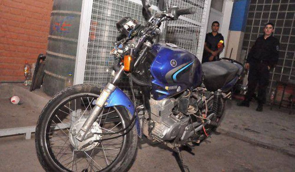 Persecuci�n y detenci�n de un arrebatador que cay� y se fractur�