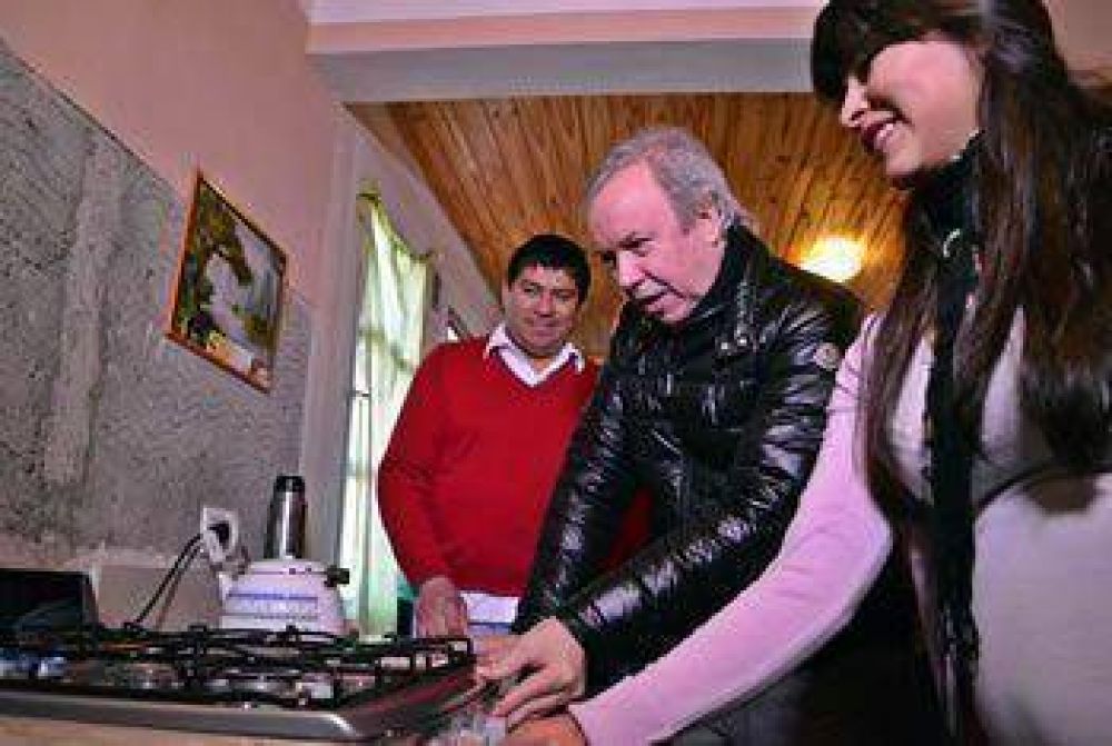 DENUNCIAN QUE EXTIENDE LA RED DE GAS S�LO PARA LA HIJA DE PERALTA