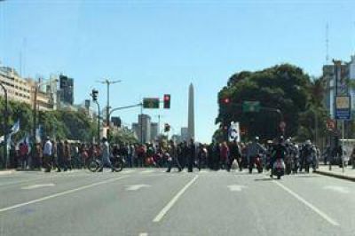 Corte total en Avenida de Mayo y 9 de Julio por una protesta
