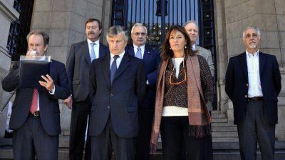 Frente al palacio de Tribunales, abogados reclamaron la reincorporaci�n de Campagnoli