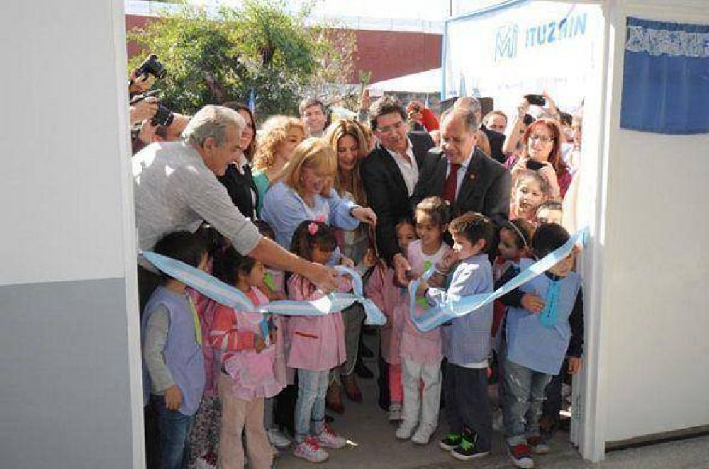 Sileoni, De Luc�a y Descalzo inauguraron un jard�n de infantes