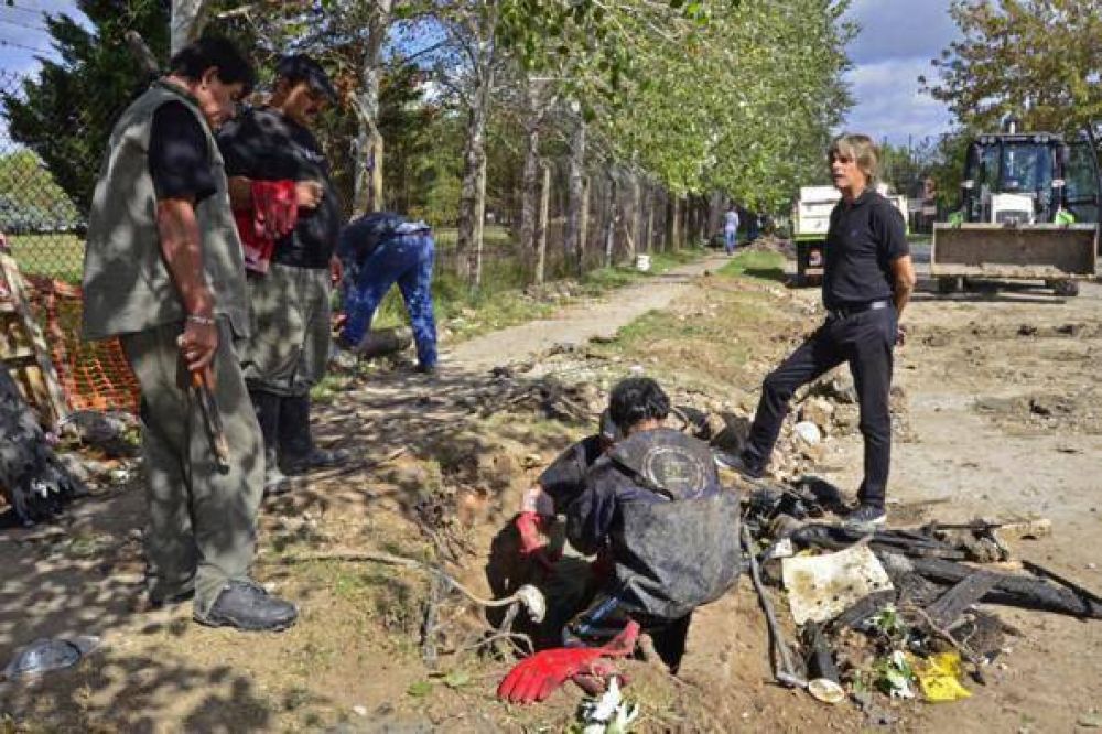 El Municipio trabaja en un conducto que no se limpiaba hace m�s de 15 a�os