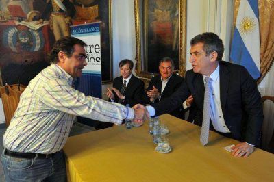 Se firmaron los contratos para las primeras viviendas para docentes