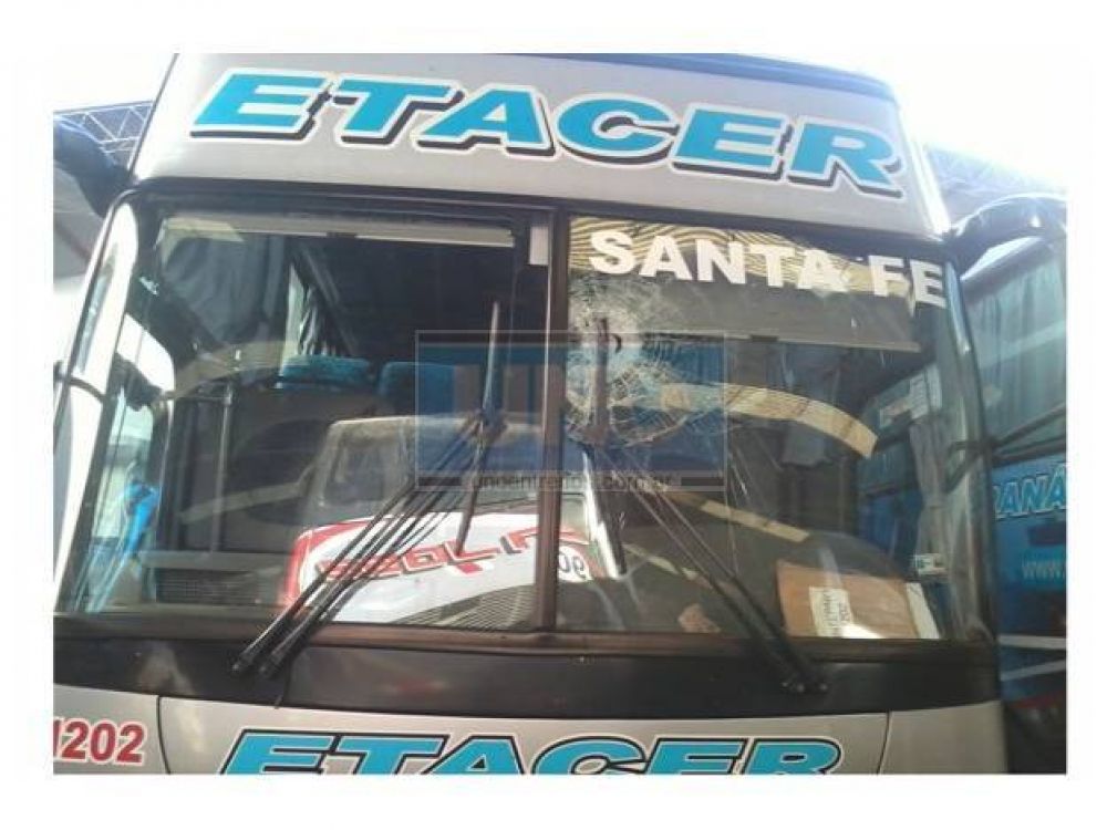 Apedrearon un colectivo de Etacer