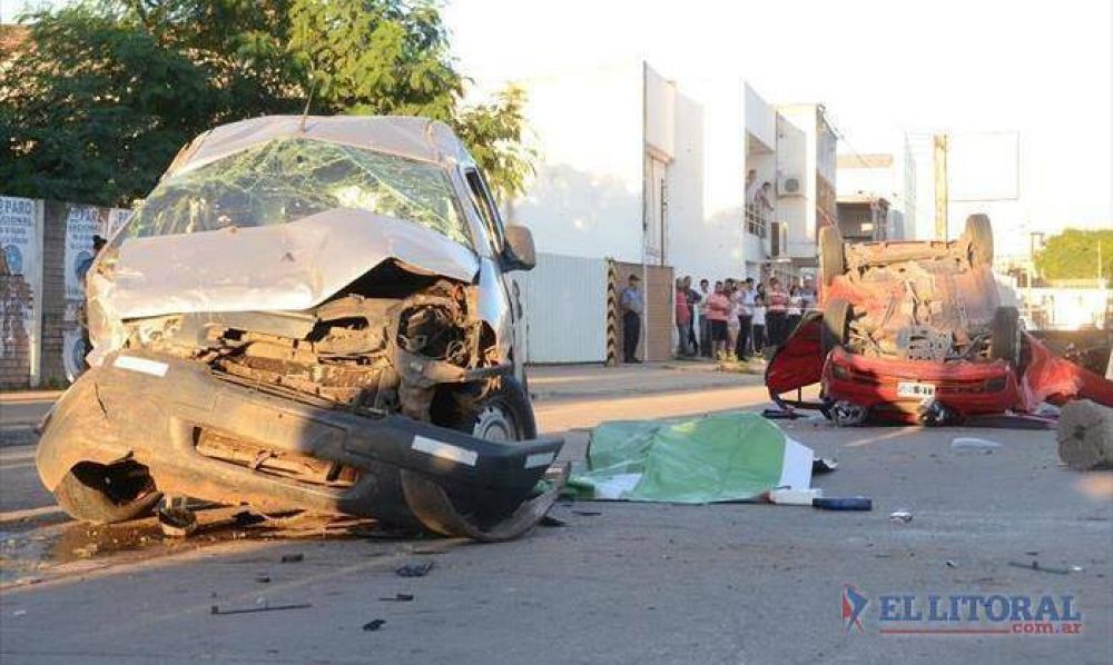 Un peat�n muri� aplastado por un auto que volc� y su hija sufri� graves heridas
