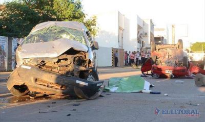 Un peat�n muri� aplastado por un auto que volc� y su hija sufri� graves heridas