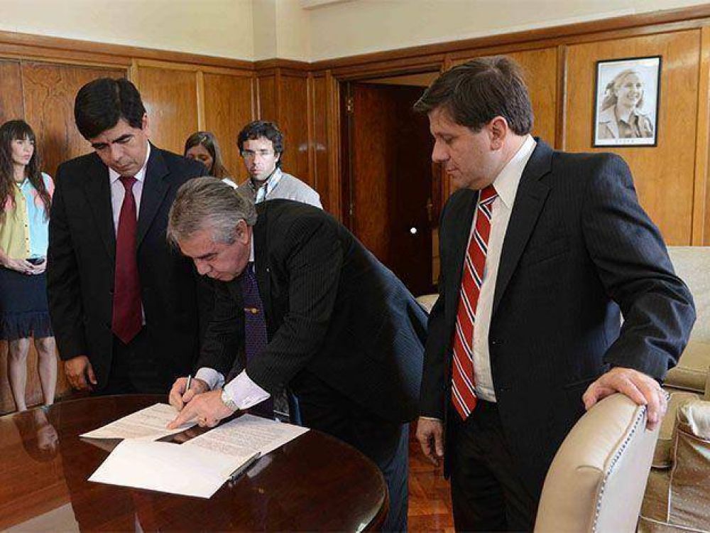 Mendoza firm� un convenio con el Naci�n para otorgar a los estatales cr�ditos con intereses m�s bajos