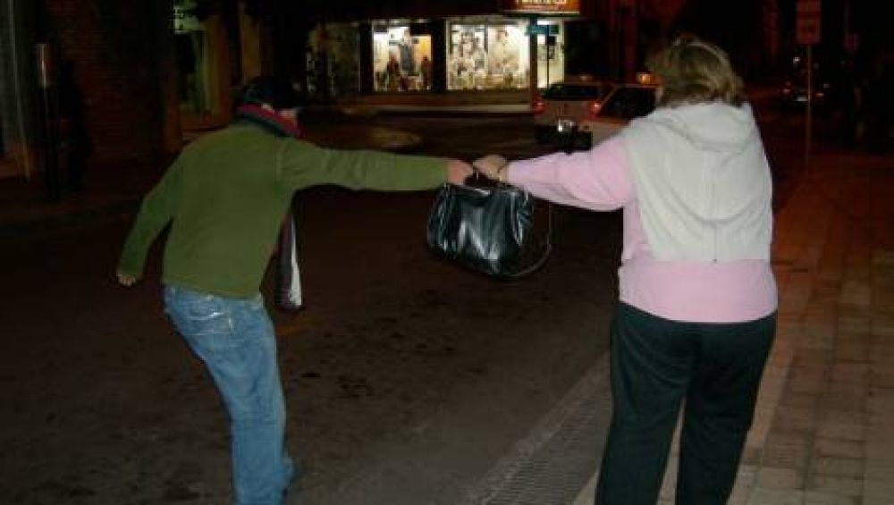 Inseguridad en las calles: Arrebato a una mujer