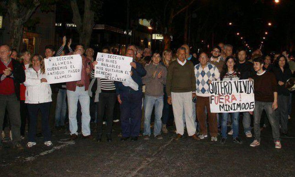 Vecinos de la Ar�stides y de La Alameda marcharon porque no quieren ni bares ni m�sica