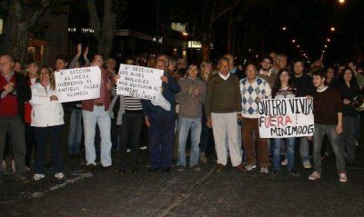 Vecinos de la Ar�stides y de La Alameda marcharon porque no quieren ni bares ni m�sica