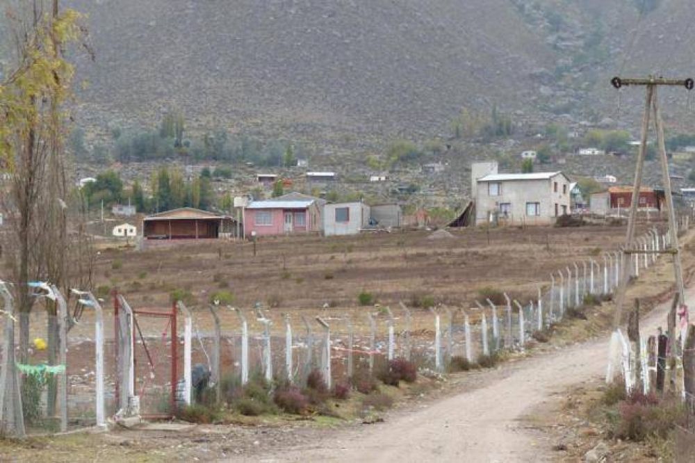 El primer impacto al entrar a El Mollar es una pestilenta monta�a de basura