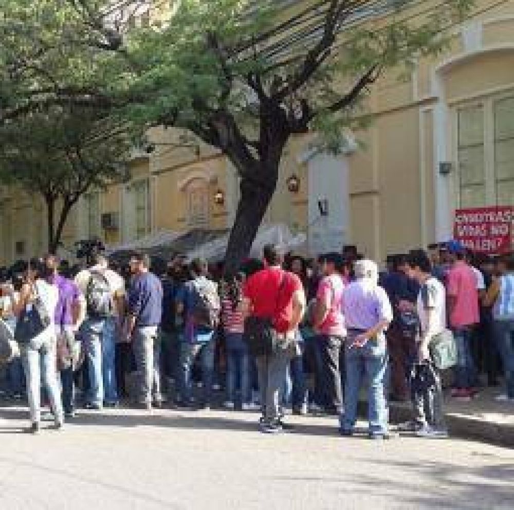 Desalojaron a alumnos y docentes del profesorado �Castro Barros�