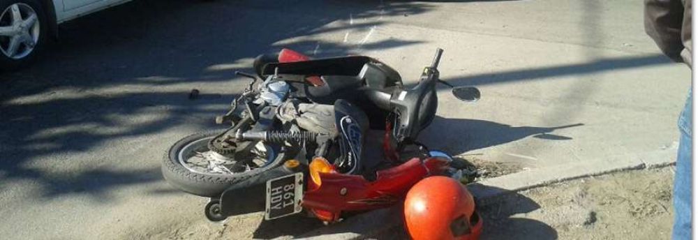 Mujer con graves lesiones tras colisionar en su moto con taxi