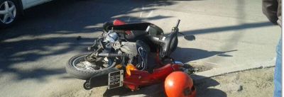 Mujer con graves lesiones tras colisionar en su moto con taxi