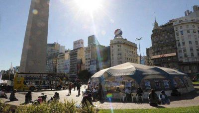 Ya se cumplieron 48 horas del acampe villero en el Obelisco