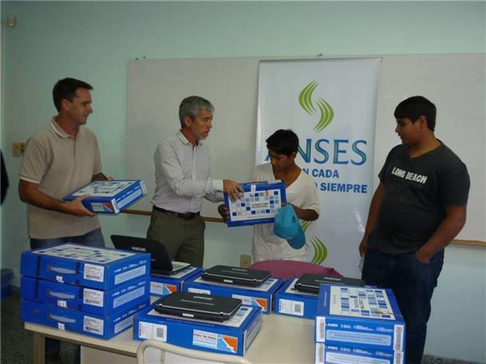 Alumnos de la Secundaria 2 recibieron sus netbooks