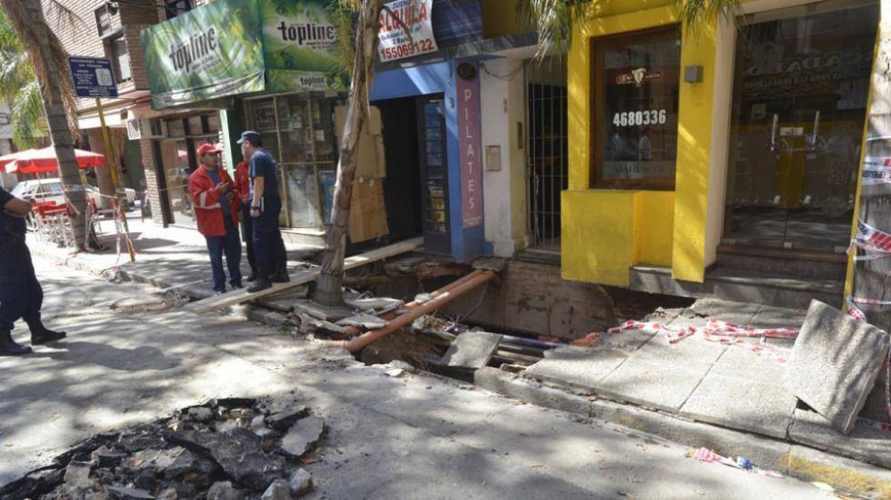 Cambian ca�o cloacal en toda la cuadra del edificio del desmoronamiento