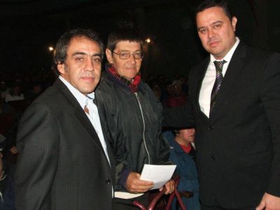 EL INTENDENTE SANDRO GUZM�N PRESIDIO EL ACTO DE ENTREGA DE PENSIONES EN ESCOBAR