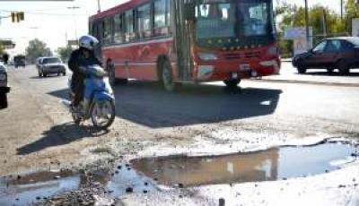 Agua potable: 2 p�rdidas rompieron el pavimento